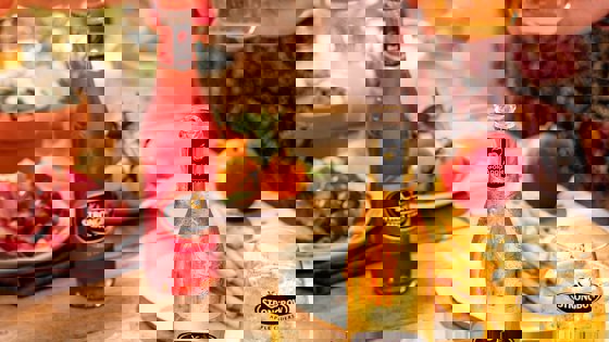 Strongbow Apple Ciders Always On Social Co Maker 2020 Vn 4 At Home Gatherings Gold Apple Red Berries Imagery Social Media Global English